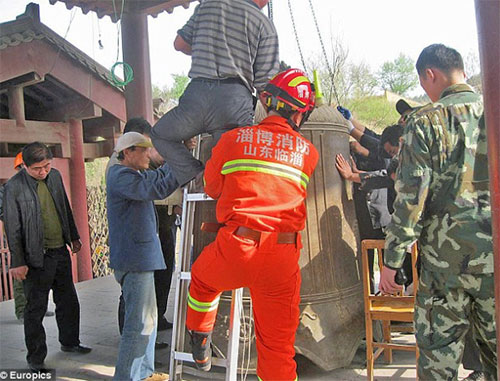В Китае в буддийской молельне на туриста упал двухтонный колокол