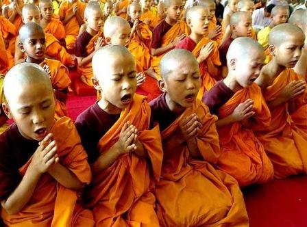 Буддисты пекутся о счастье петербуржцев, раздавая колдовской песок