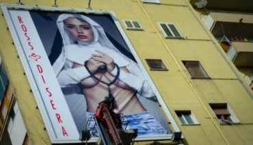 Папу Франциска в Неаполе встретил билборд с искаженным образом монахини